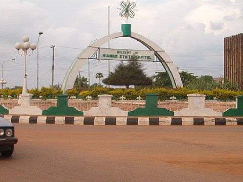 Ilorin Youths Clash, Destroy 25 Cars Over Girlfriend In JSS Class