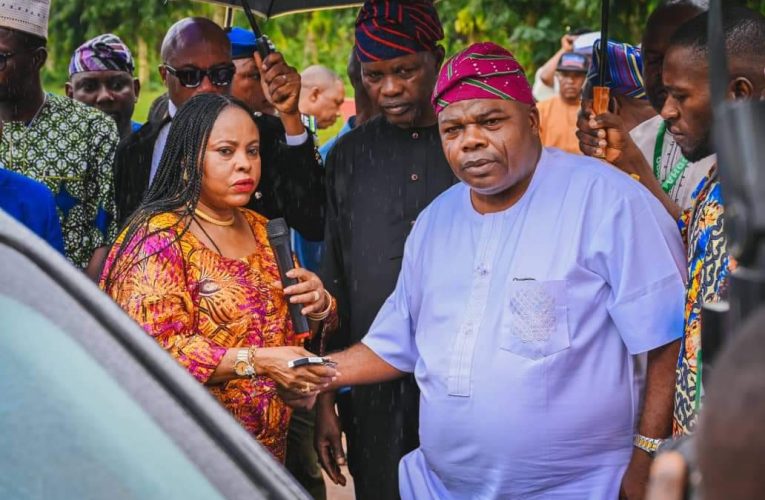 Gov’ Akeredolu Distributes Official Vehicles To Ondo Lawmakers