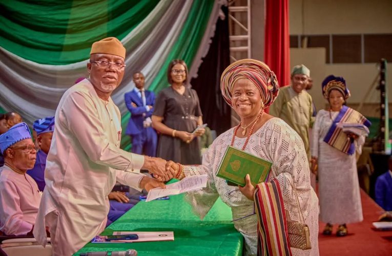 GOV AIYEDATIWA SWEARS IN NEWLY ELECTED LG CHAIRMEN, VICE CHAIRMEN