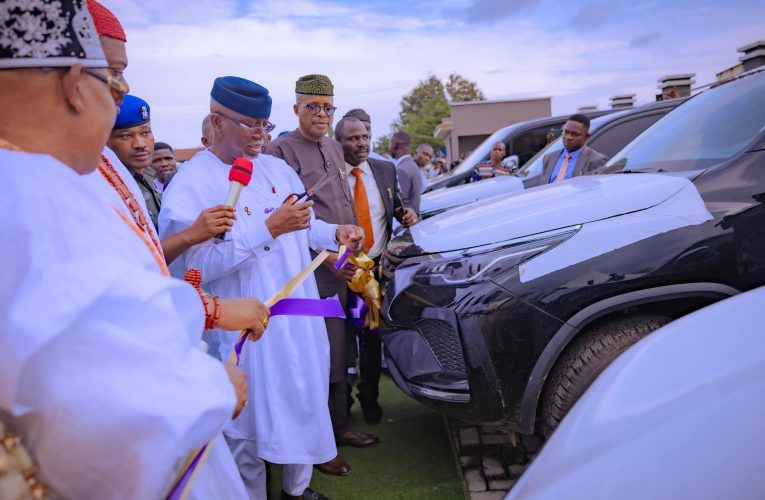 Gov’ Aiyedatiwa Gifts Vehicles To Monarchs, Reaffirms Commitment To Their Welfare